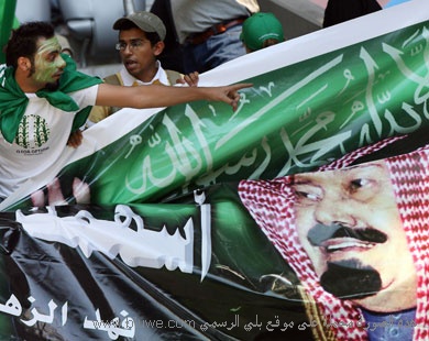 نقره لتكبير أو تصغير الصورة ونقرتين لعرض الصورة في صفحة مستقلة بحجمها الطبيعي