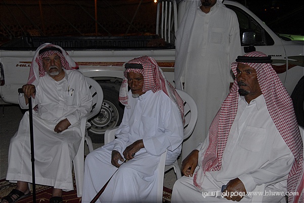 نقره لتكبير أو تصغير الصورة ونقرتين لعرض الصورة في صفحة مستقلة بحجمها الطبيعي