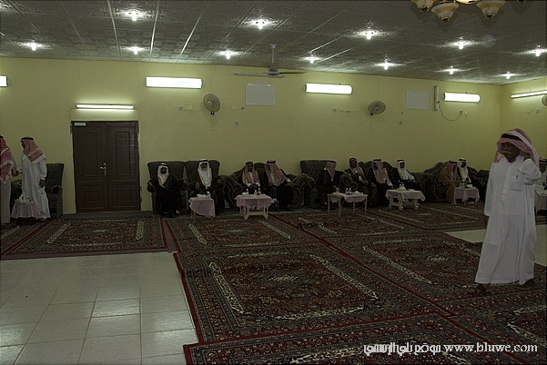 نقره لتكبير أو تصغير الصورة ونقرتين لعرض الصورة في صفحة مستقلة بحجمها الطبيعي