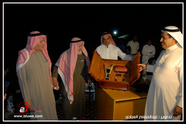 نقره لتكبير أو تصغير الصورة ونقرتين لعرض الصورة في صفحة مستقلة بحجمها الطبيعي