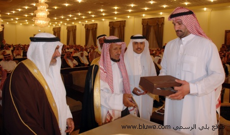 نقره لتكبير أو تصغير الصورة ونقرتين لعرض الصورة في صفحة مستقلة بحجمها الطبيعي