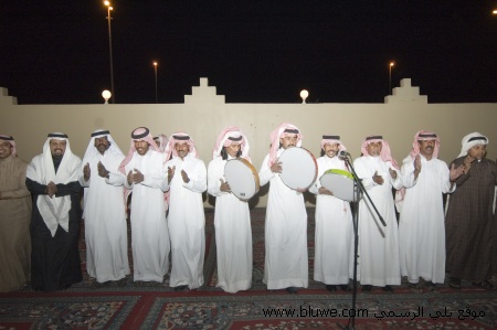 نقره لتكبير أو تصغير الصورة ونقرتين لعرض الصورة في صفحة مستقلة بحجمها الطبيعي