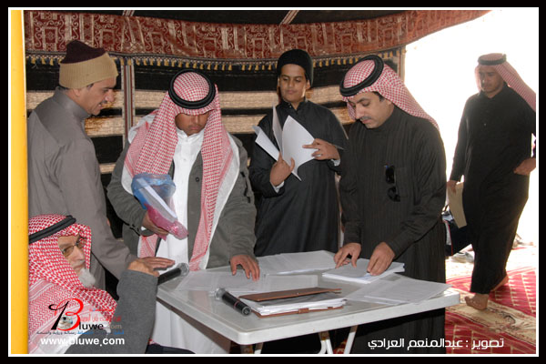 نقره لتكبير أو تصغير الصورة ونقرتين لعرض الصورة في صفحة مستقلة بحجمها الطبيعي