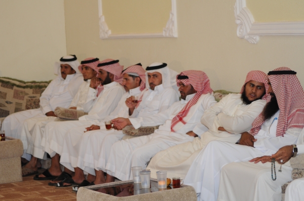 نقره لتكبير أو تصغير الصورة ونقرتين لعرض الصورة في صفحة مستقلة بحجمها الطبيعي