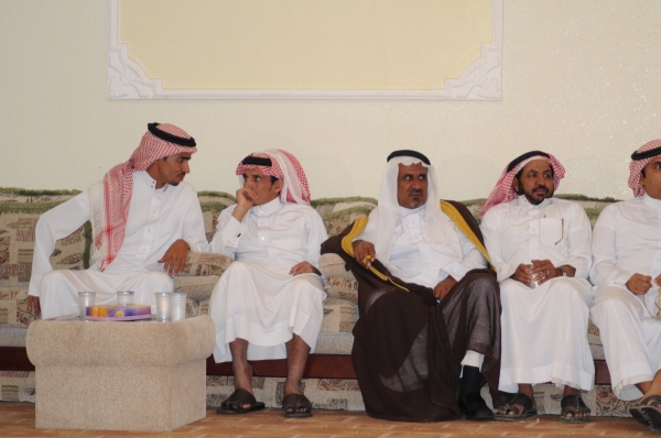 نقره لتكبير أو تصغير الصورة ونقرتين لعرض الصورة في صفحة مستقلة بحجمها الطبيعي