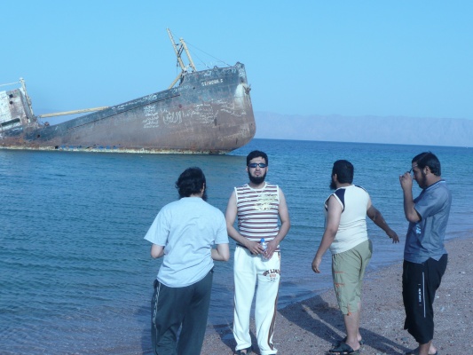 نقره لتكبير أو تصغير الصورة ونقرتين لعرض الصورة في صفحة مستقلة بحجمها الطبيعي