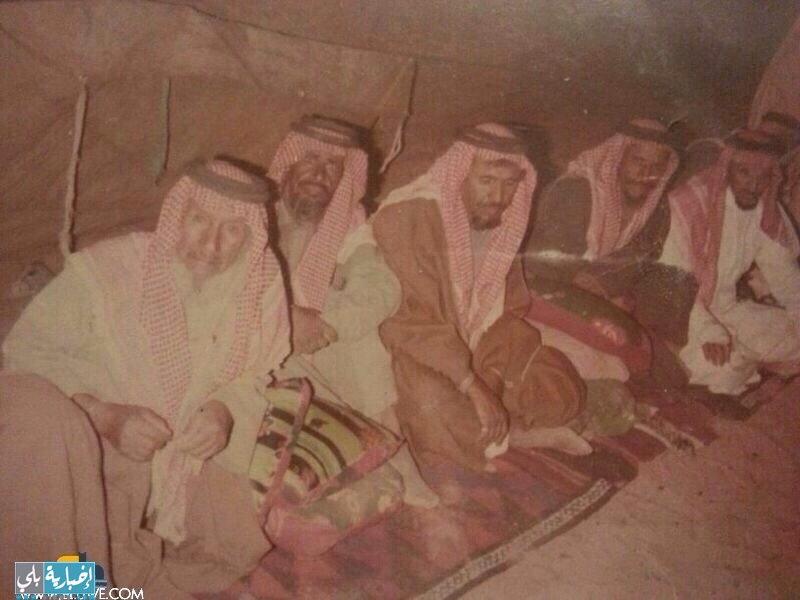 صورة قديمة لعدد من شيوخ قبيلة بلي عام ١٤٠٥هـ