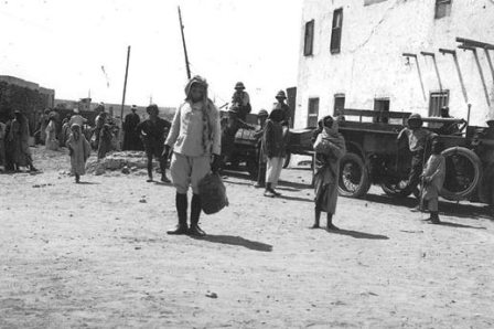 شارع على الميناء ، وإنزال عربة حربية مقطورة ، مدينة الوجه (1917م)