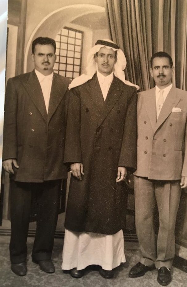 الصورة عام ١٩٥٩م بمصر من اليمين الوجيه حمدان سليم العرادي والشيخ سالم بن رفاده ، والوجيه عواد بن غانم العرادي