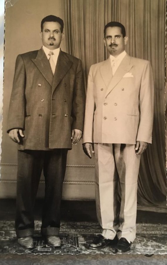 الصورة عام ١٩٥٩م بمصر من اليمين خال ابنائه الوجيه حمدان سليم العراديوالوجيه عواد بن غانم العرادي