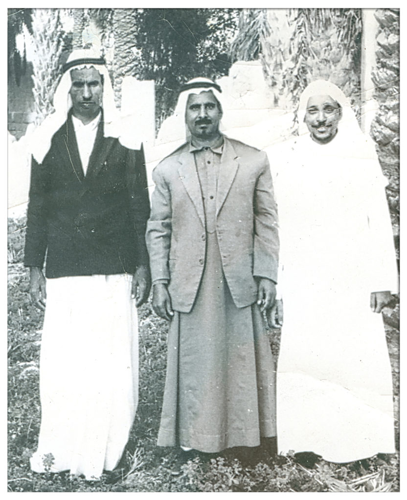 صورة له رحمه الله مع عبدالله السابق الفوزان وخاله حمدان سليم العرادي في الجوف